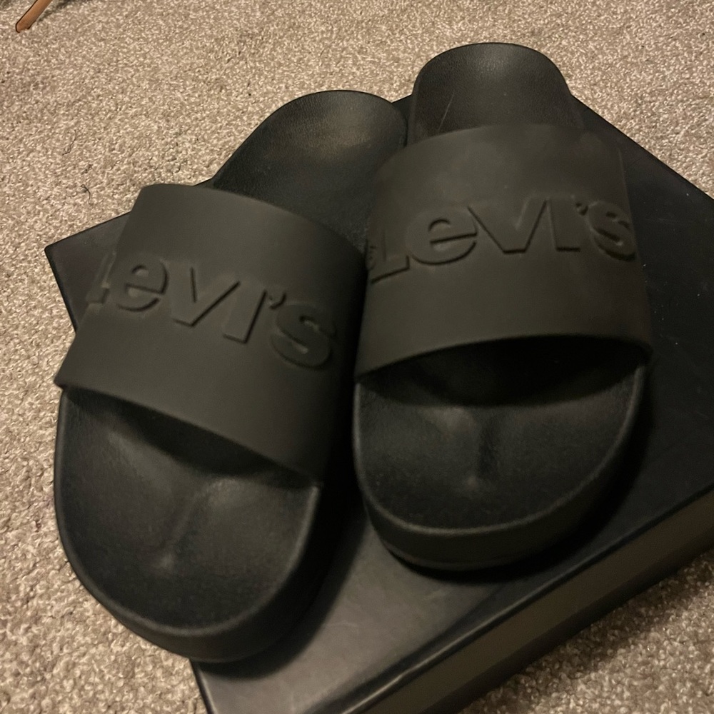 Levi's platform Black Slide Sandals